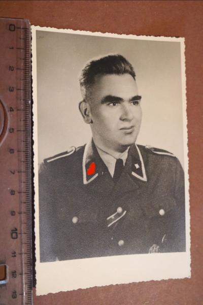 tolles altes Foto eines Scharführers der Waffen-SS mehrere Auszeichnungen